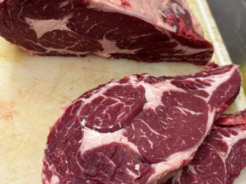 Belles pièces de bœuf persillées, servies chez Côté Sud