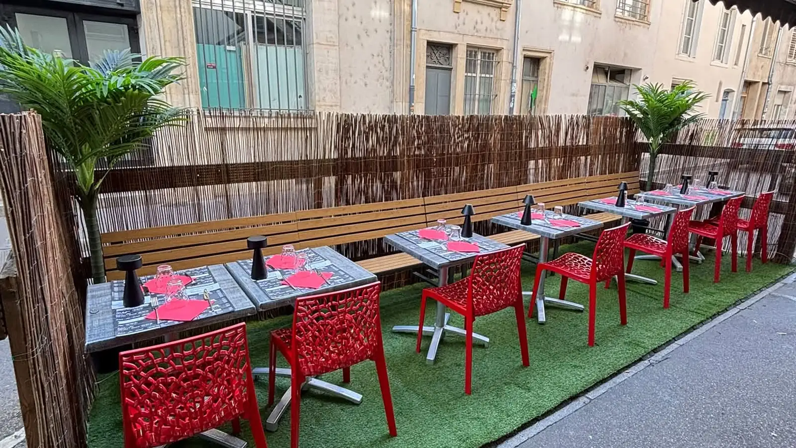 Longue table dressée en terrasse pour un repas de groupe
