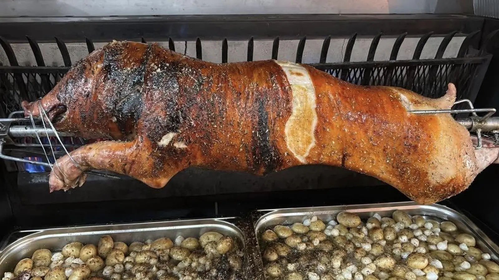 Porcelet rôti à la broche, spécialité de Côté Sud