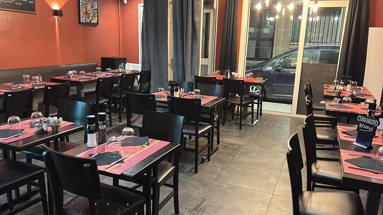 Salle du restaurant, tables dressées pour le service