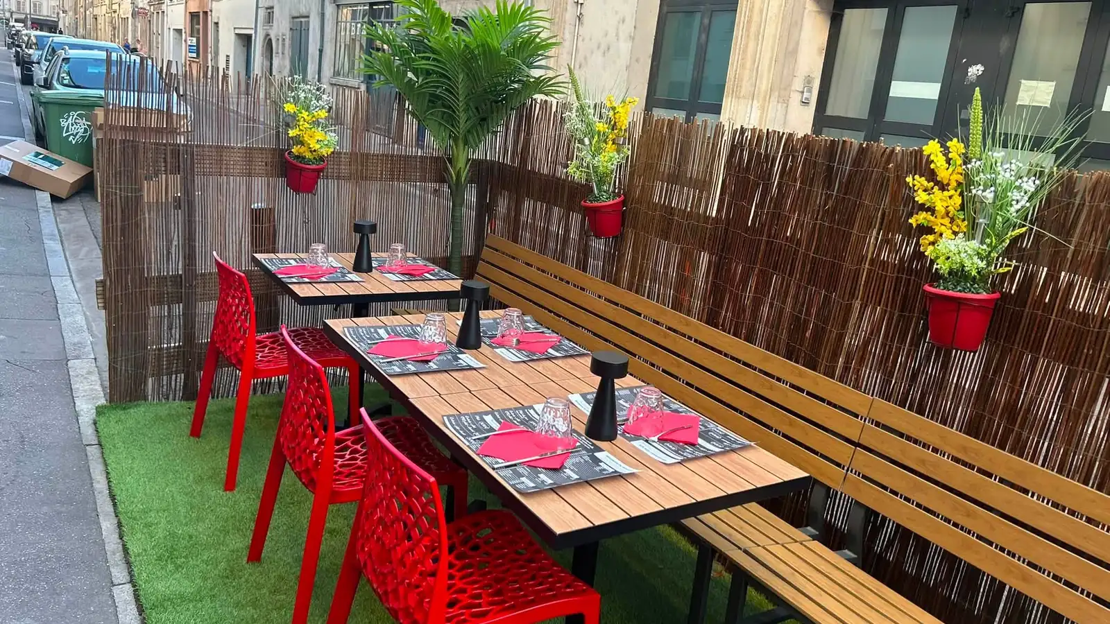 Terrasse ensoleillée du restaurant Côté Sud à Nancy