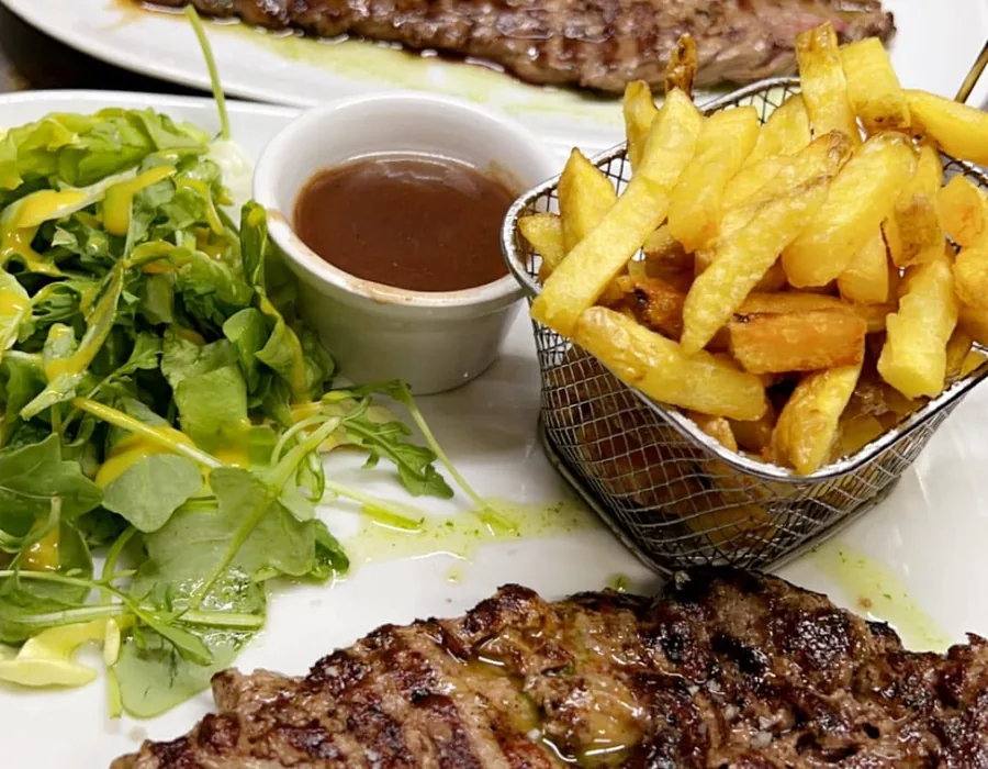 Entrecôte grillée servie avec des frites