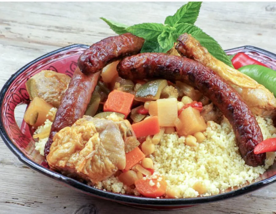 Couscous garni de merguez et de légumes