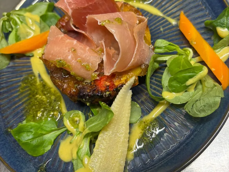 Assiette d’entrée dressée, jambon cru et légumes croquants