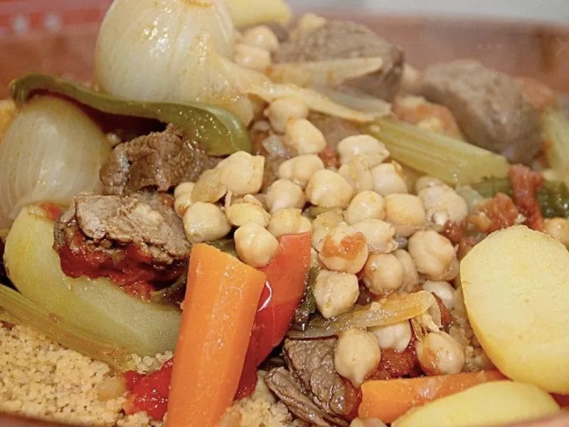 Couscous à l’agneau, pois chiches et légumes