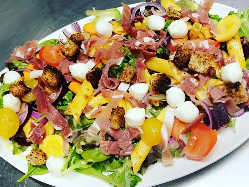 Grande salade composée aux couleurs du Sud