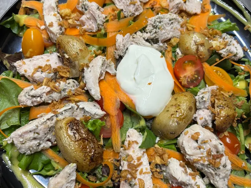 Salade au poulet et légumes croquants