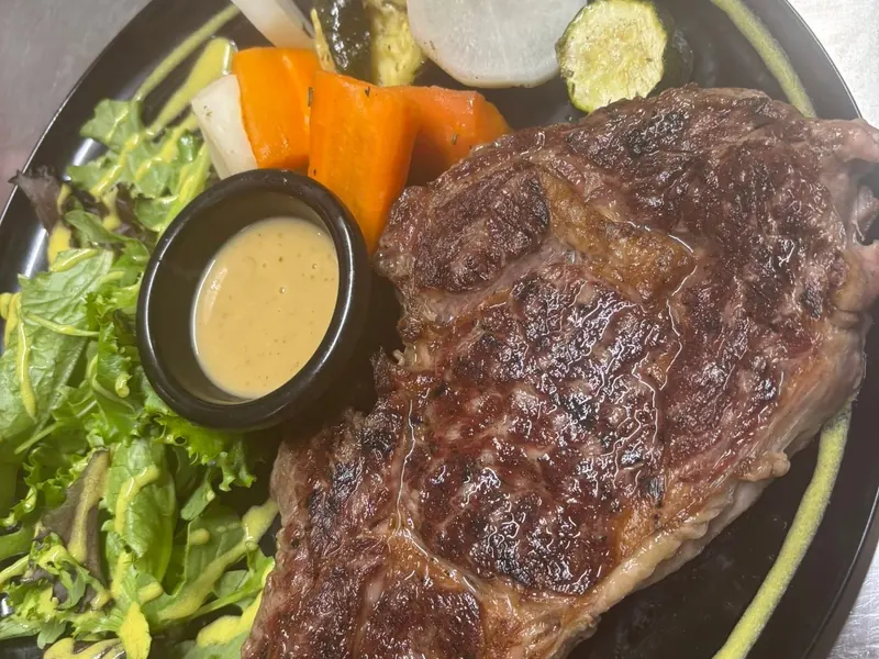 Pièce de bœuf grillée, salade et sauce