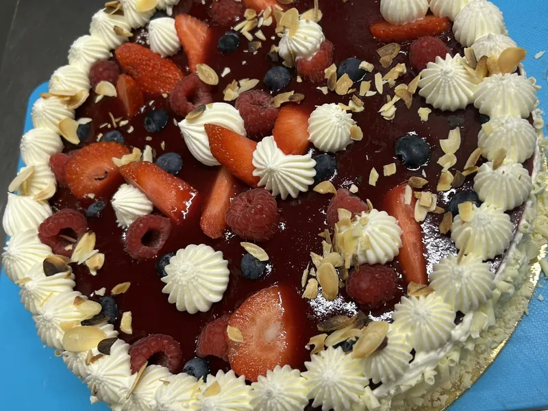 Tarte aux fraises nappée de chocolat et crème fouettée