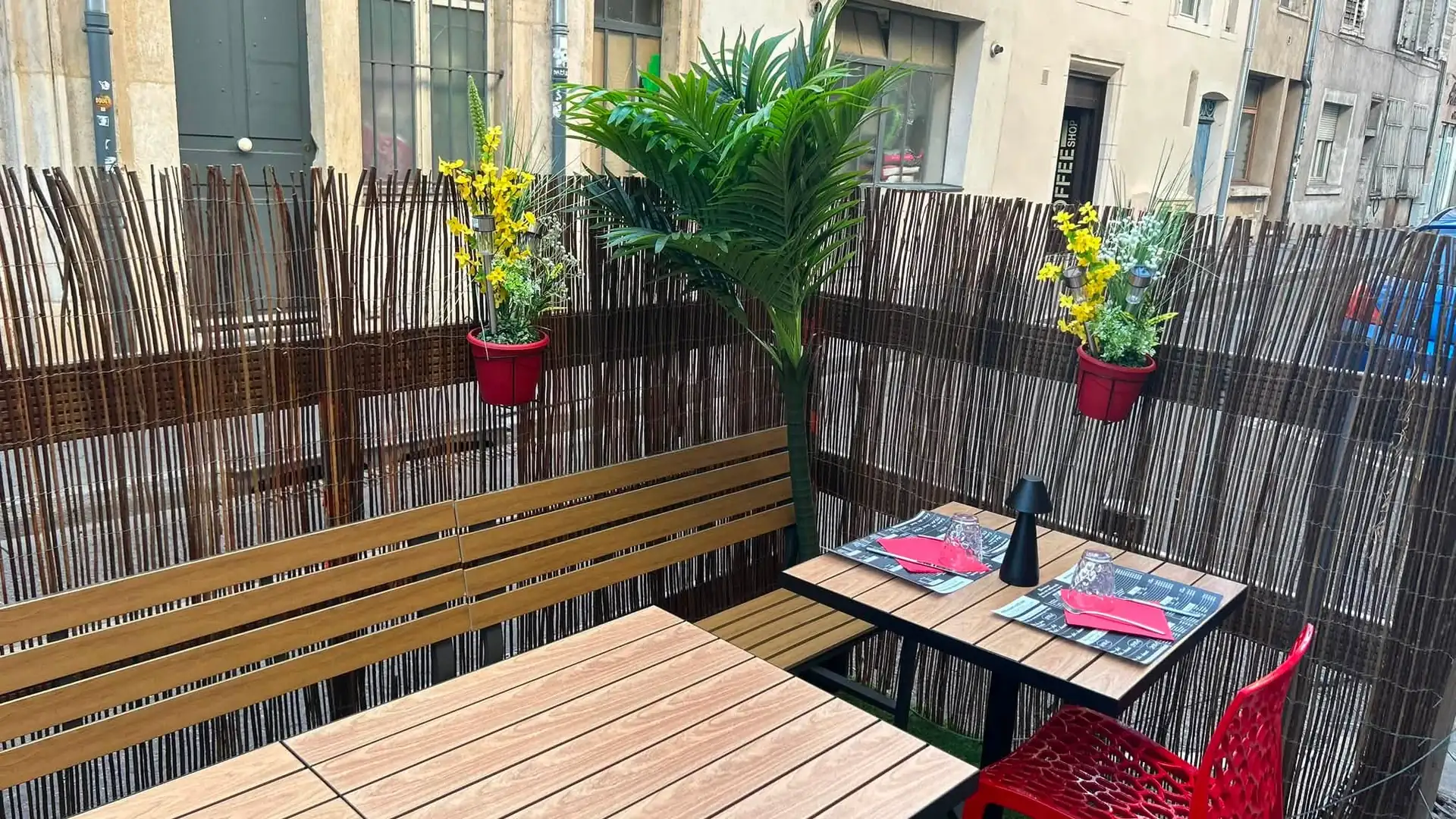 Tables dressées sur la terrasse du restaurant