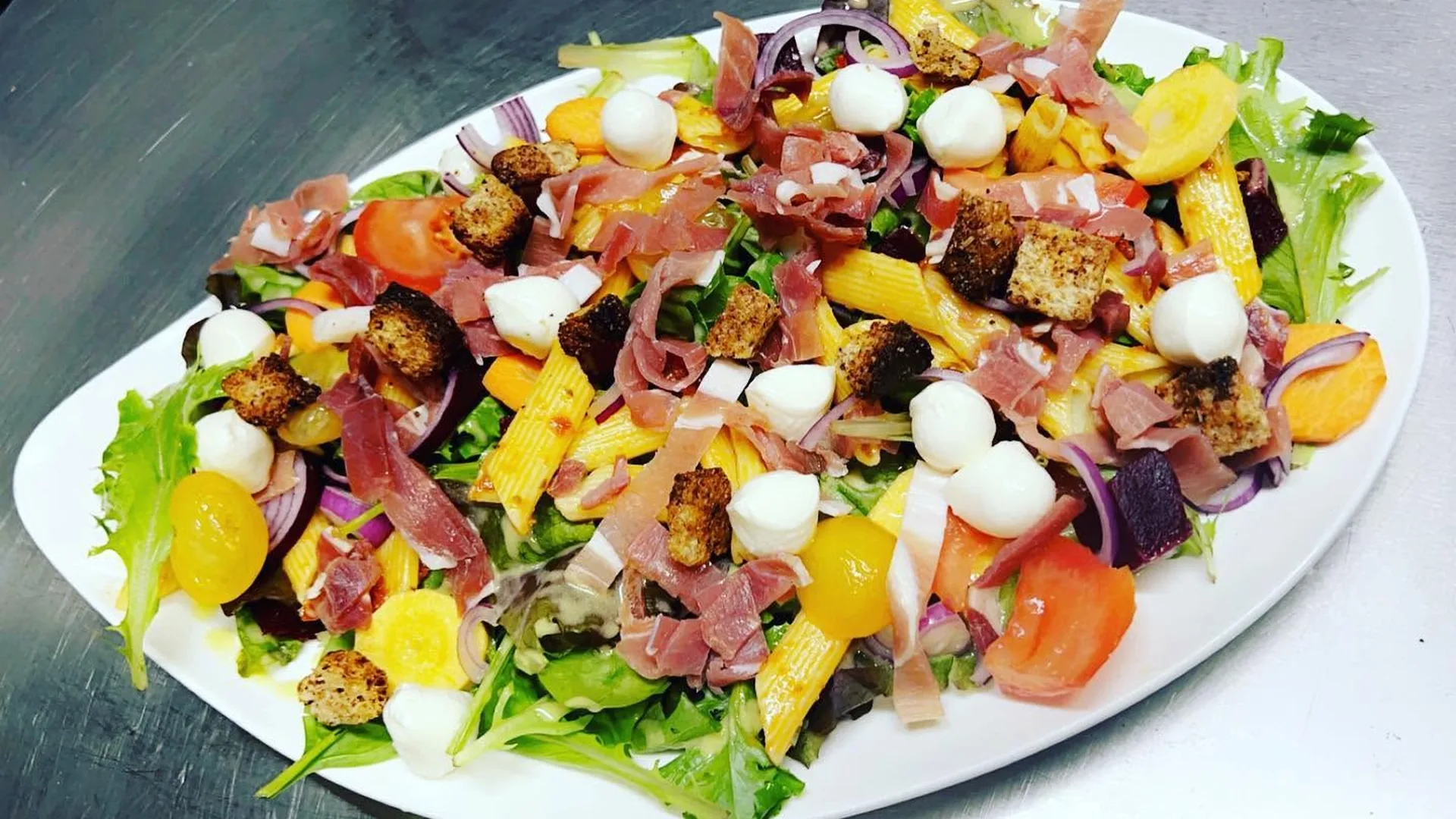 Grande salade composée aux couleurs du Sud